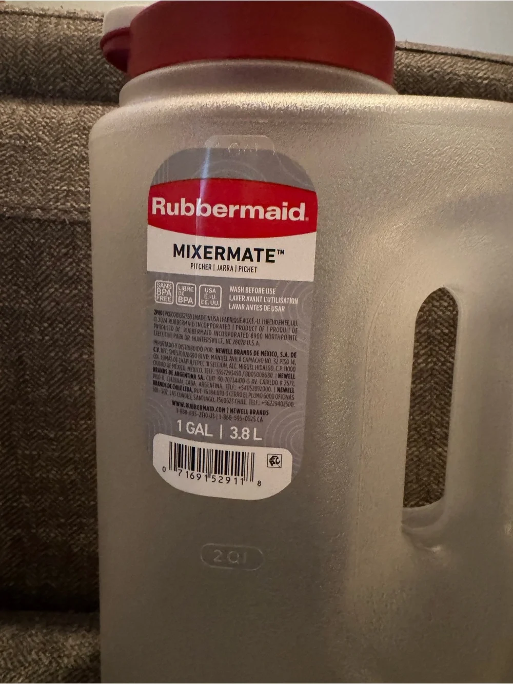 Rubbermaid Frosted White Mixer Pitcher with Red Screw Lid 1 gallon New